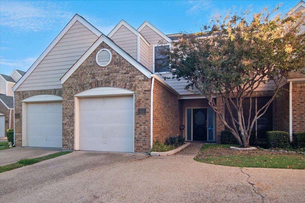 211 Cimarron Trail 4, Irving, TX 75063
