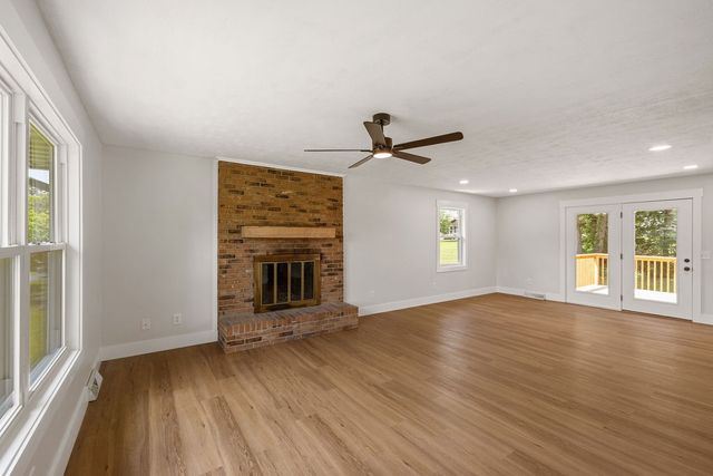 1708 Deer Hollow Dr, Lawrenceburg, TN 38464