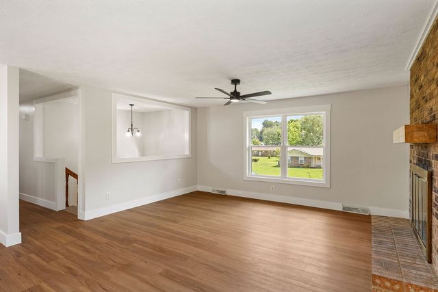 1708 Deer Hollow Dr, Lawrenceburg, TN 38464