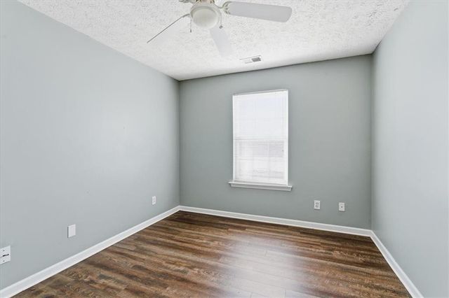 156 W Oaks Place, Woodstock, GA 30188