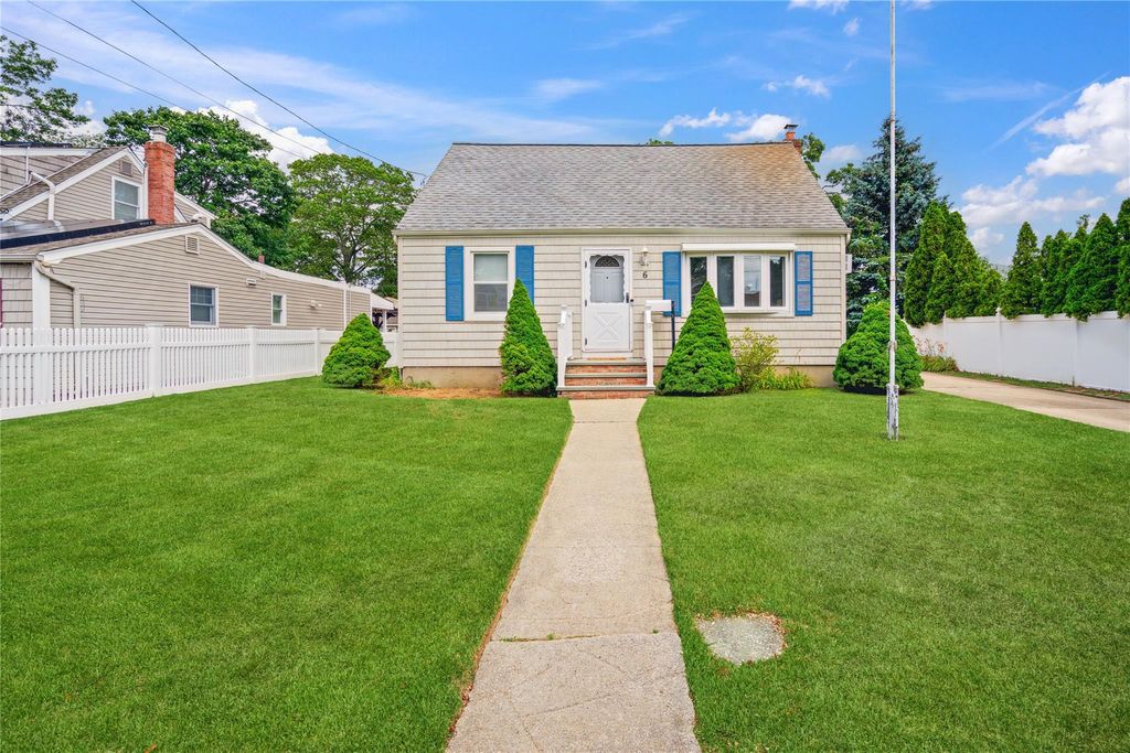 6 Vermont Street, Lindenhurst, NY 11757