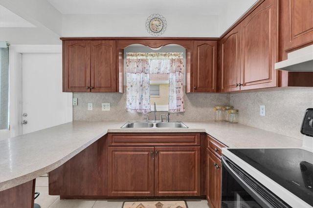 7030 VERSAILLES N, Pinellas Park, FL 33781