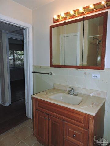 6807 Chaffin St, Milton, FL 32570