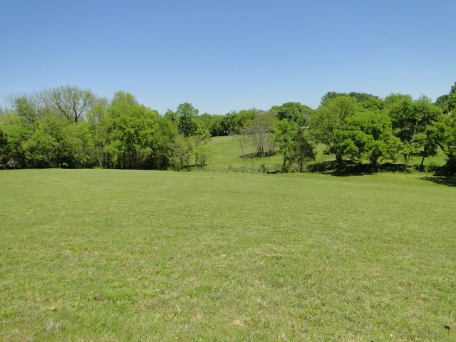 4 Cothran Rd, Columbia, TN 38401