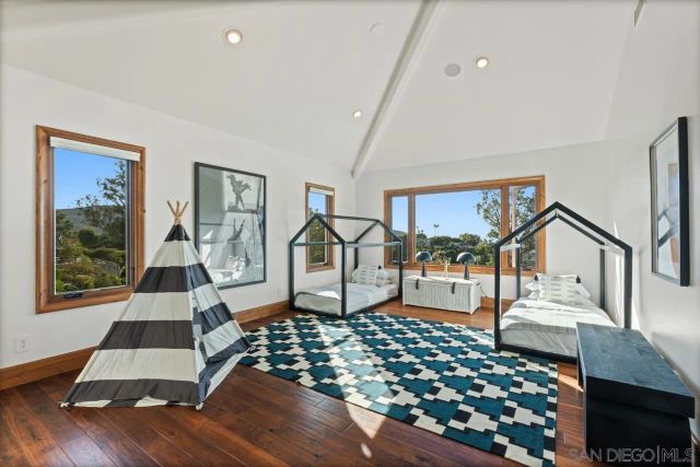 8080 La Jolla Scenic Dr North, La Jolla, CA 92037
