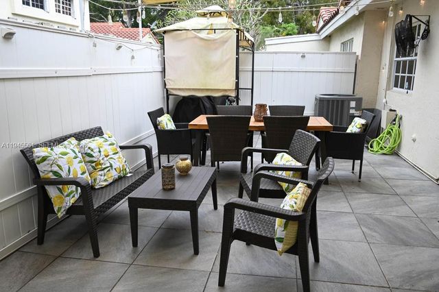 1430 Cottonwood Cir, Weston, FL 33326