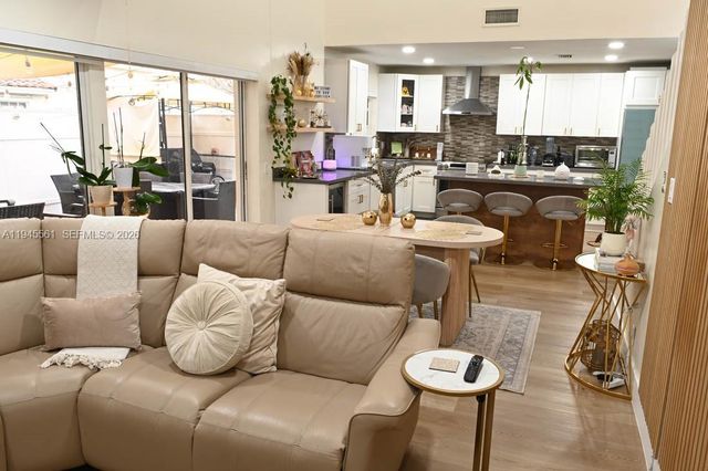 1430 Cottonwood Cir, Weston, FL 33326