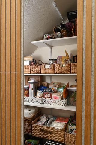 1430 Cottonwood Cir, Weston, FL 33326