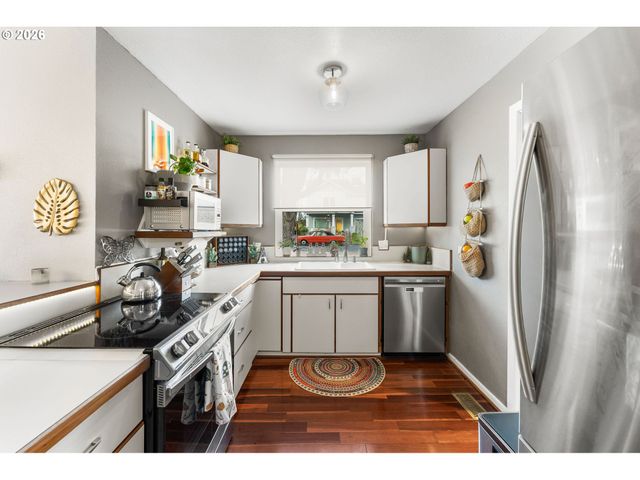 1054 Ne FALOMA Rd, Portland, OR 97211