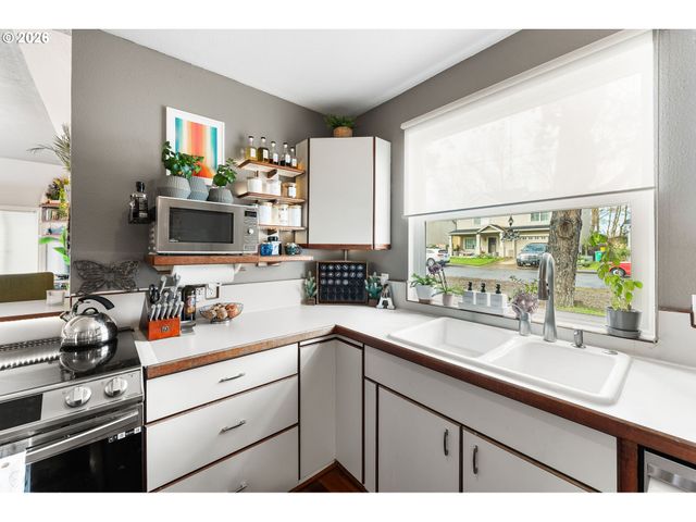 1054 Ne FALOMA Rd, Portland, OR 97211