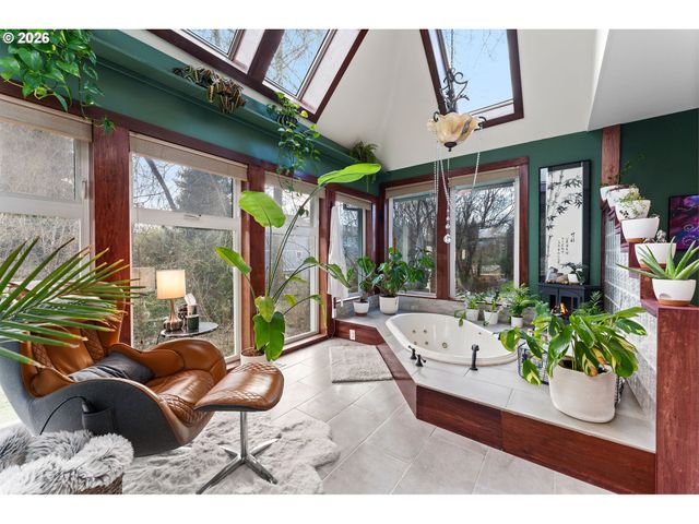 1054 Ne FALOMA Rd, Portland, OR 97211