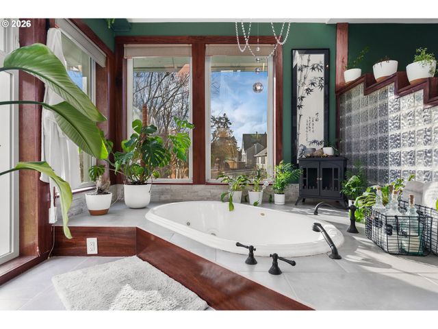 1054 Ne FALOMA Rd, Portland, OR 97211