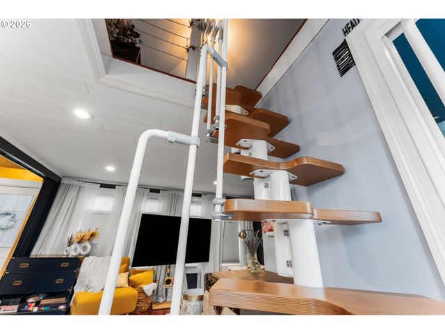 1054 Ne FALOMA Rd, Portland, OR 97211