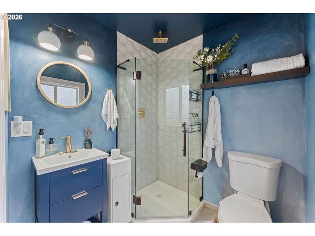 1054 Ne FALOMA Rd, Portland, OR 97211