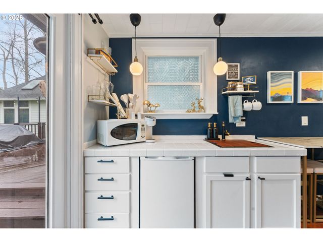 1054 Ne FALOMA Rd, Portland, OR 97211