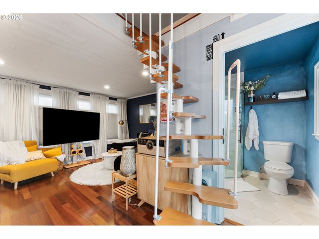 1054 Ne FALOMA Rd, Portland, OR 97211