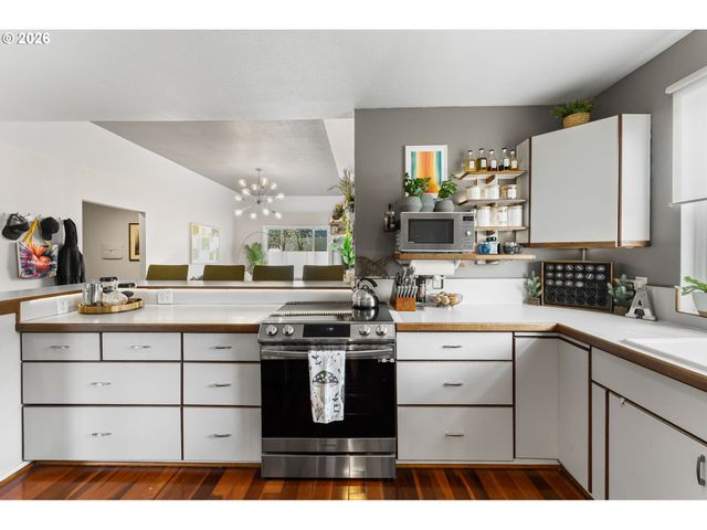 1054 Ne FALOMA Rd, Portland, OR 97211