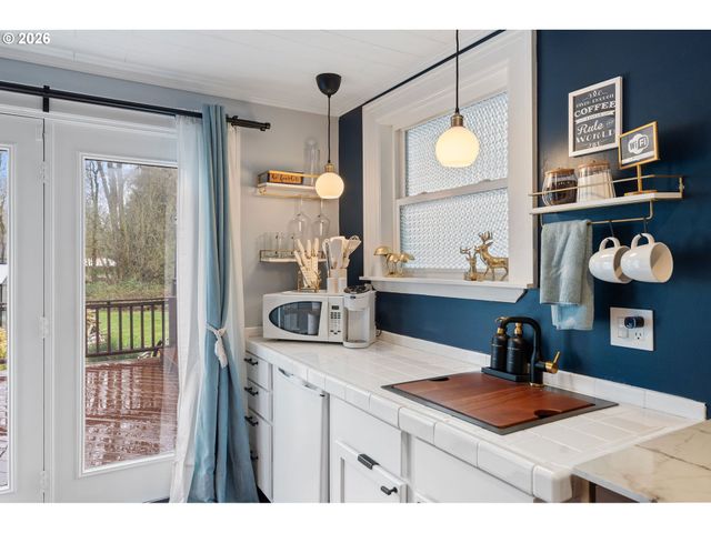 1054 Ne FALOMA Rd, Portland, OR 97211