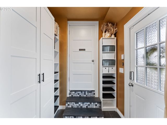 1054 Ne FALOMA Rd, Portland, OR 97211