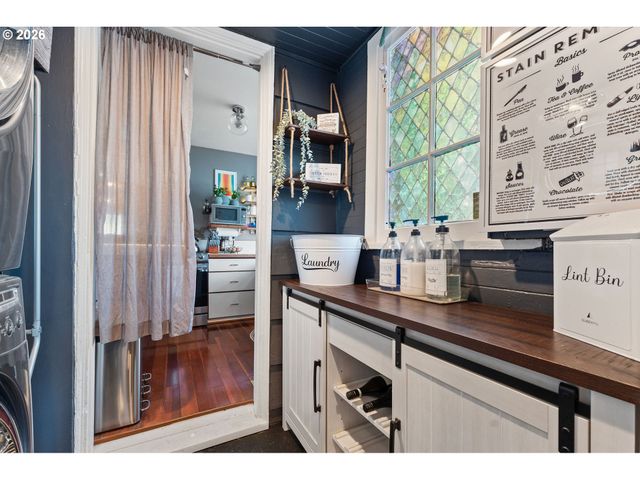 1054 Ne FALOMA Rd, Portland, OR 97211