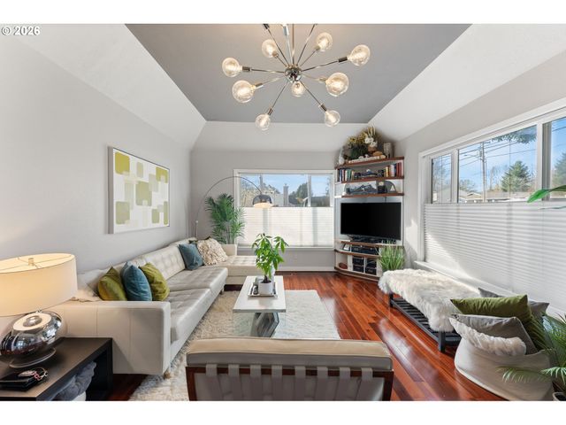 1054 Ne FALOMA Rd, Portland, OR 97211