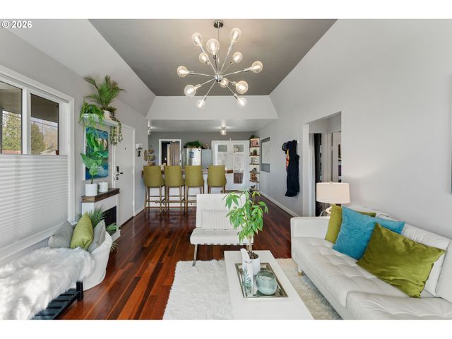 1054 Ne FALOMA Rd, Portland, OR 97211