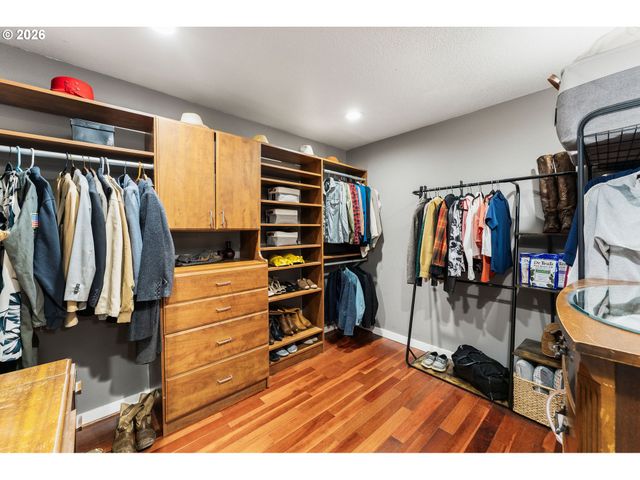 1054 Ne FALOMA Rd, Portland, OR 97211