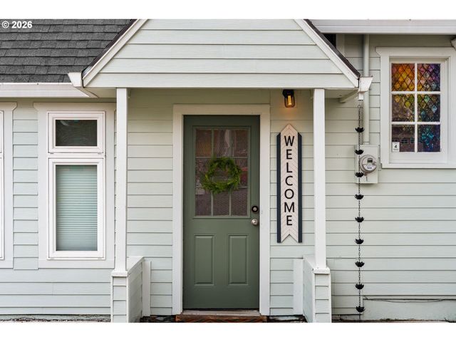 1054 Ne FALOMA Rd, Portland, OR 97211