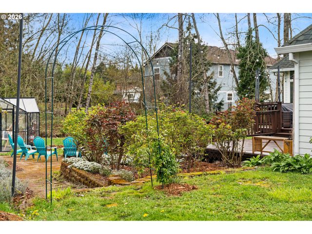 1054 Ne FALOMA Rd, Portland, OR 97211