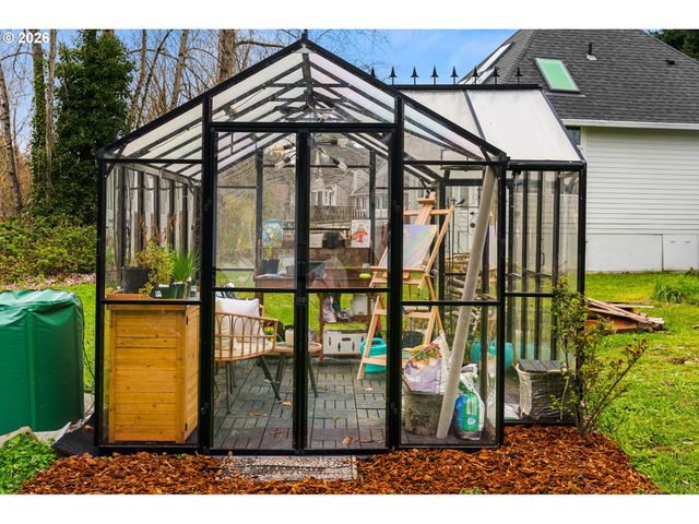 1054 Ne FALOMA Rd, Portland, OR 97211