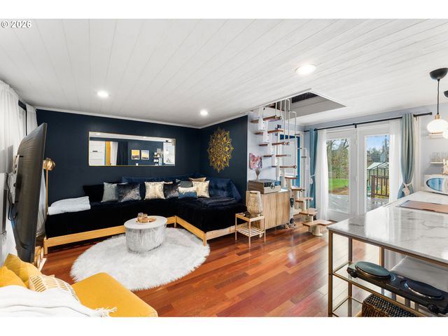 1054 Ne FALOMA Rd, Portland, OR 97211