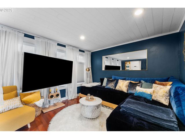 1054 Ne FALOMA Rd, Portland, OR 97211