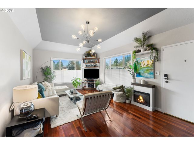 1054 Ne FALOMA Rd, Portland, OR 97211