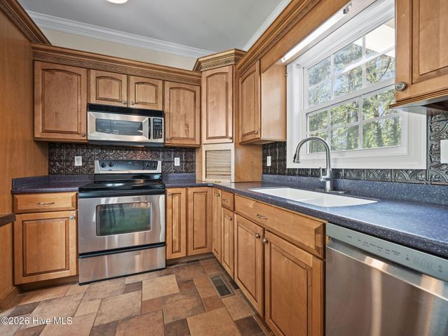 332 Batchelor Bay Road, Wallace, NC 28466