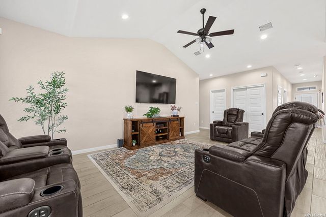 213 COLONIAL LN, La Vernia, TX 78121