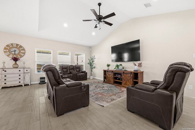 213 COLONIAL LN, La Vernia, TX 78121