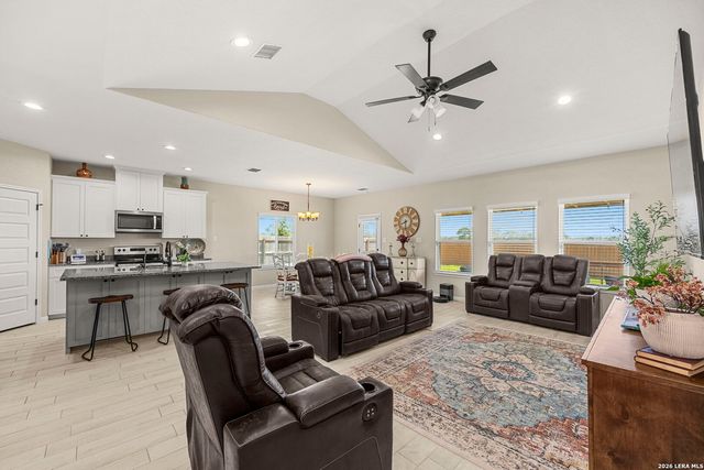 213 COLONIAL LN, La Vernia, TX 78121