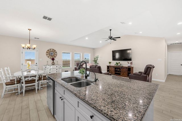213 COLONIAL LN, La Vernia, TX 78121