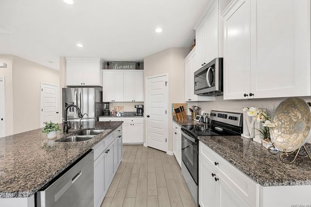 213 COLONIAL LN, La Vernia, TX 78121