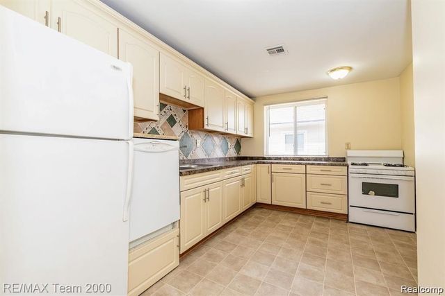 3951 ZIEGLER Street, Dearborn Heights, MI 48125