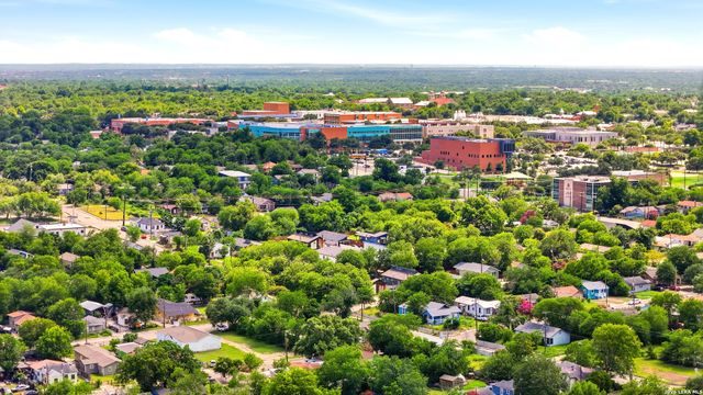 2143 E Crockett St, San Antonio, TX 78202