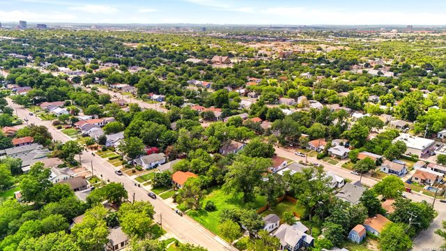 2143 E Crockett St, San Antonio, TX 78202