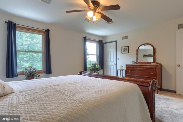 6 STARDUST DR, Myerstown, PA 17067