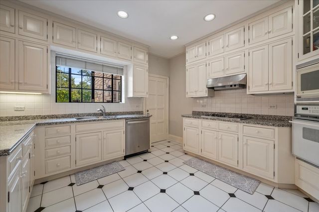 54 Kenilworth Avenue, Kenilworth, IL 60043