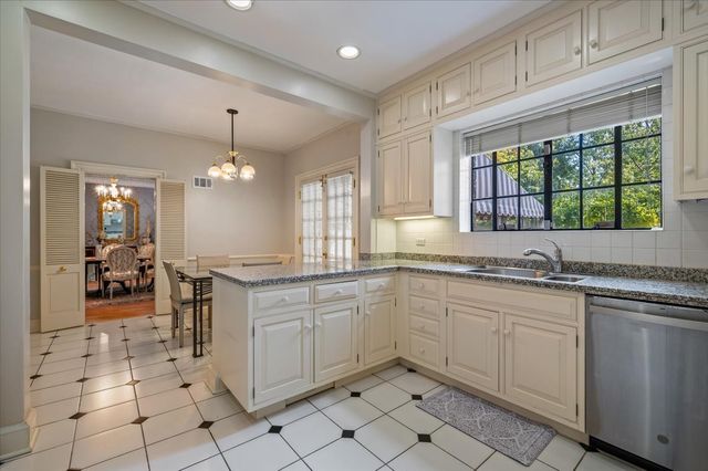 54 Kenilworth Avenue, Kenilworth, IL 60043