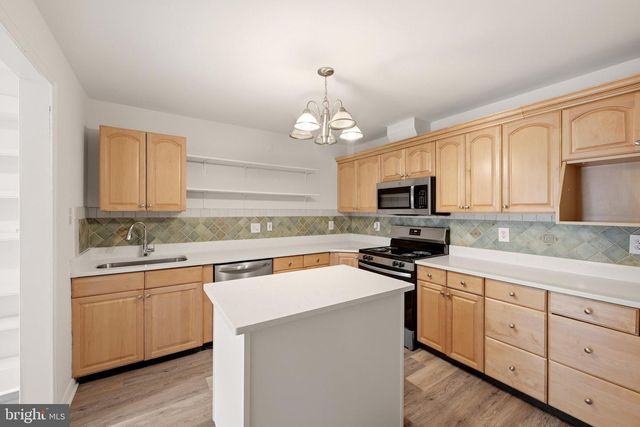 15045 HOLLEYSIDE DR, Dumfries, VA 22025