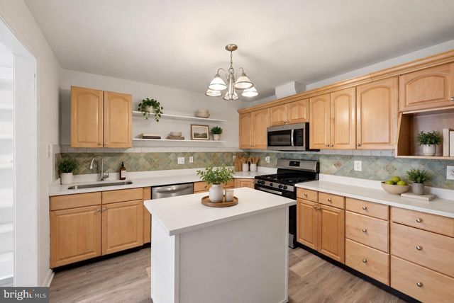 15045 HOLLEYSIDE DR, Dumfries, VA 22025
