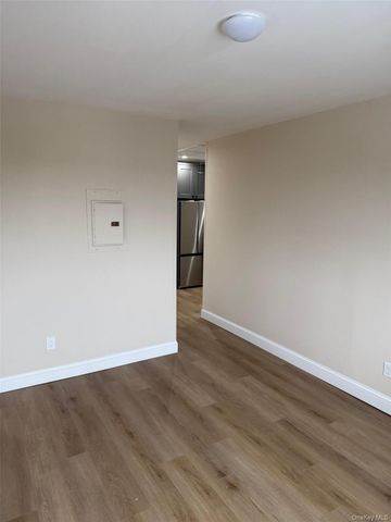 3 Railroad Ave, Babylon, NY 11708