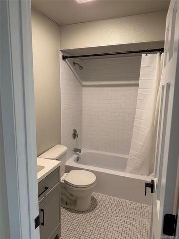 3 Railroad Ave, Babylon, NY 11708