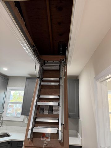 3 Railroad Ave, Babylon, NY 11708